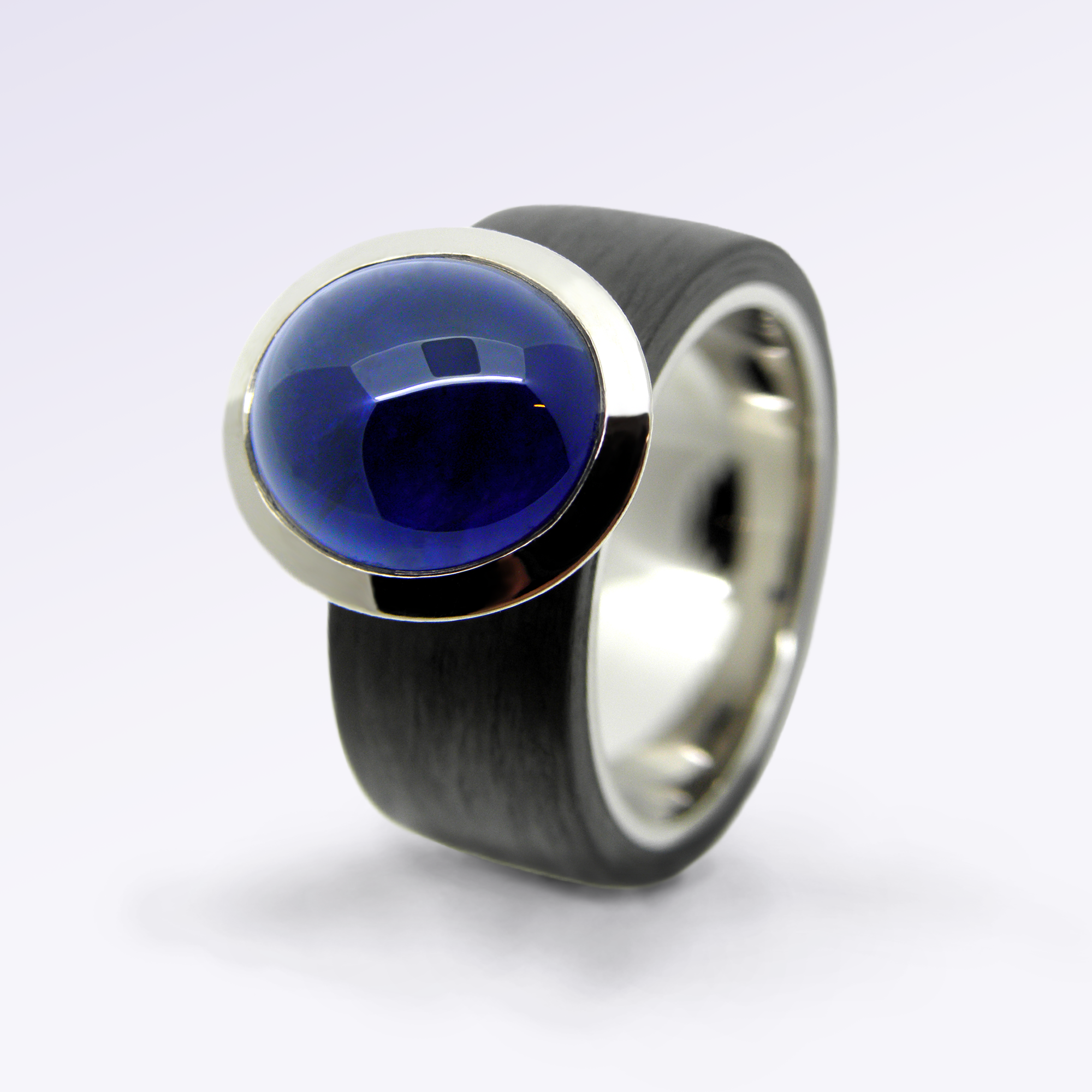 Damenring, Cocktailring, Carbonring, carbonschmuck, Saphirring, Saphir, Edelstein, ladies ring, sapphire ring, carbon ring, cocktail ring, white gold, weissgold, blue sapphire, oval, cabochon, modern, design, goldschmiede, goldsmith, manufacture, sahak, faktor s, winterthur, zürich, zurich, swissmade, jewellery, jewelry