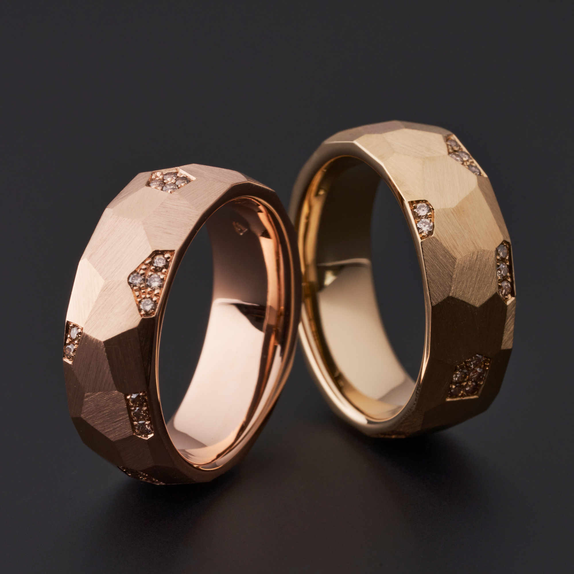 trauringe, eheringe, partnerringe, hammerschlag, struktur, diamanten, diamantring, gold, rotgold, goldschmuck, schmuckdesign, hochzeitsringe, ringe, heiraten, gay, ehe für alle, lgbtq, schwul, lesbisch, queer, goldschmiede, juwelier, sahak, jewellery, zurich, pink, jewelry